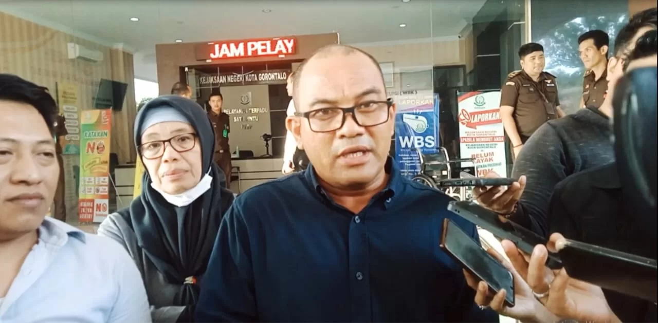 Kuasa Hukum Kepala Dinas PU Kota Gorontalo, Aroman Bobihu, menyampaikan kepada awak media akan mengajukan penangguhan penahan