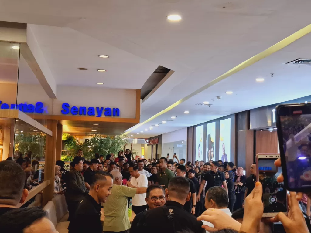 Antusiasme Meluap Saat Presiden Joko Widodo Muncul di City Mall Gorontalo