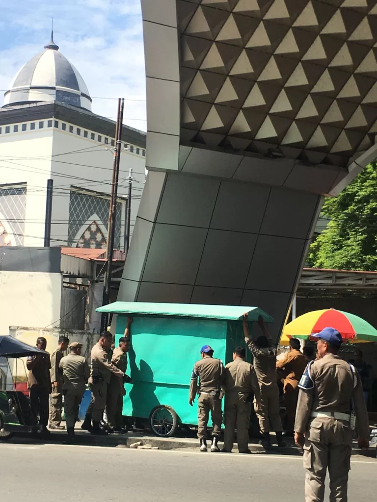 Satpol PP Pindahkan Gerobak Pedagang yang Bandel di Kawasan Pakaya Tower