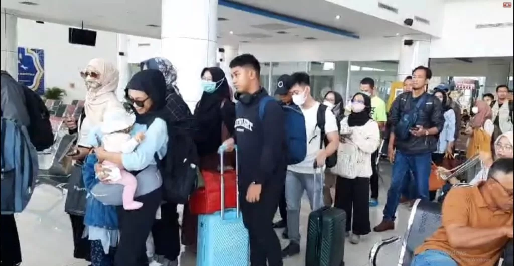 Ratusan Pemudik Memadati Bandara Djalaludin Gorontalo Menjelang Lebaran