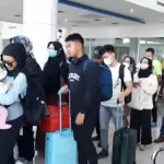 Ratusan pemudik memadati bandara Djalaludin Gorontalo menjelang idul fitri 2024