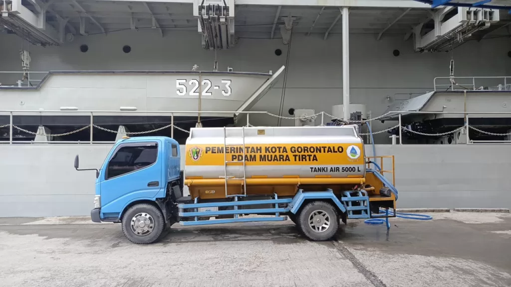 Perumdam Muara Tirta Kota Gorontalo Sediakan 200 Ribu Liter Air untuk Kapal Perang RI Teluk Youtafe – 522
