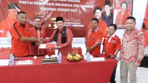 Hamzah Isa, Mendaftar Bakal Calon Gubernur Melalui Partai PDI Perjuangan