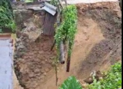 Jembatan di Pasar Pulubala Ambruk Akibat Banjir