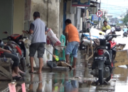 Banjir Mulai Surut Pedagang Mulai Membersihkan Lapak Dagangan