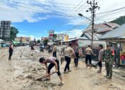 Polresta Gorontalo Kota Bantu Warga Bersihkan Lumpur Sisa Banjir