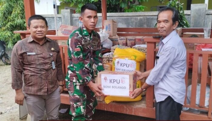 KPU Kabupaten Bone Bolango Serahkan Bantuan Sembako kepada Korban Tanah Longsor di Suwawa Timur