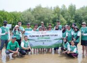 PT Mitra Adiperkasa dan PT MAP Aktif Adiperkasa bersama LindungiHutan Tanam 1.500 Mangrove di Pantai Bahagia Bekasi