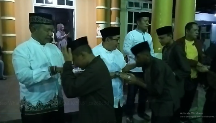 Adhan Dambea Berbagi Kebahagiaan dengan Anak Yatim
