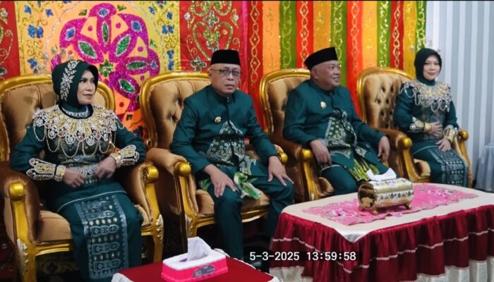 Bupati dan Wakil Bupati Kabupaten Gorontalo Jalani Prosesi Adat Mopotilolo