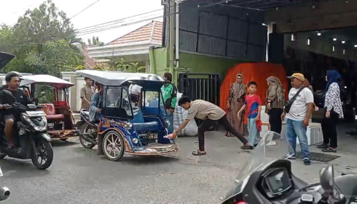 Awal Ramadan Pemilik Toko Bagikan Ratusan Ekor Ayam Gratis