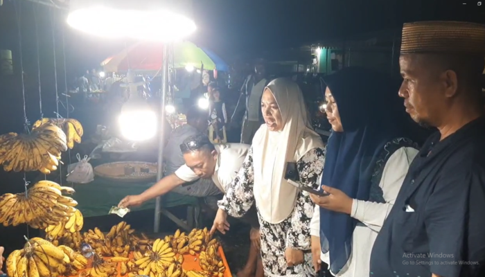 Tradisi Malam Qunut, Ratusan Warga Berburu Pisang Dan Kacang