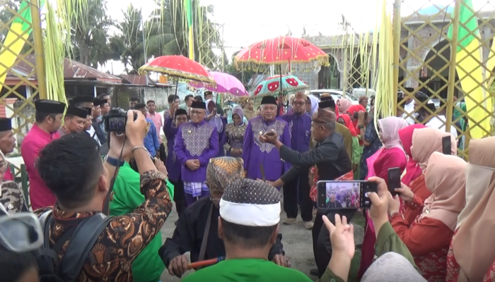 Bupati dan Wabup Gorontalo Jalani Adat Mopotilolo Kecamatan