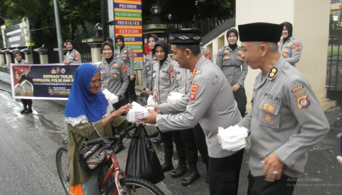 Polri dan Media Serentak Bagikan Takjil dan Buka Puasa