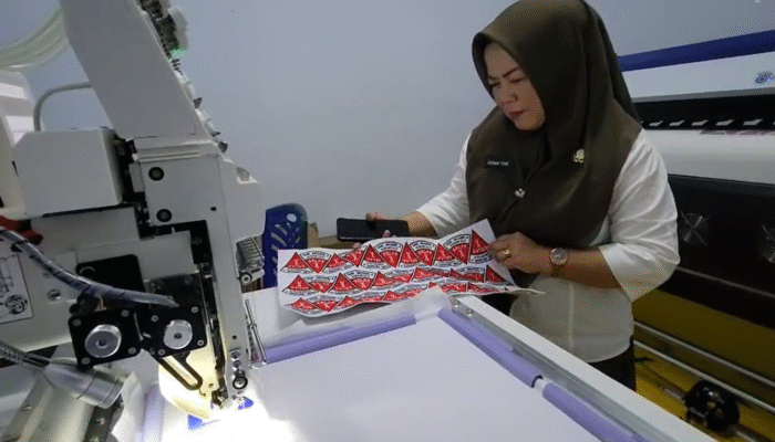 SMKN 4 Gorontalo Gratiskan Atribut Dan Seragam Batik