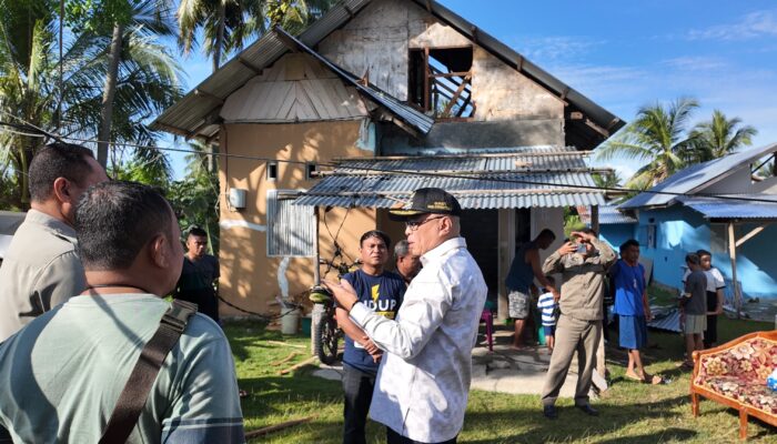 Bupati Sofyan Puhi Tinjau Lokasi Rumah Terdampak Puting Beliung