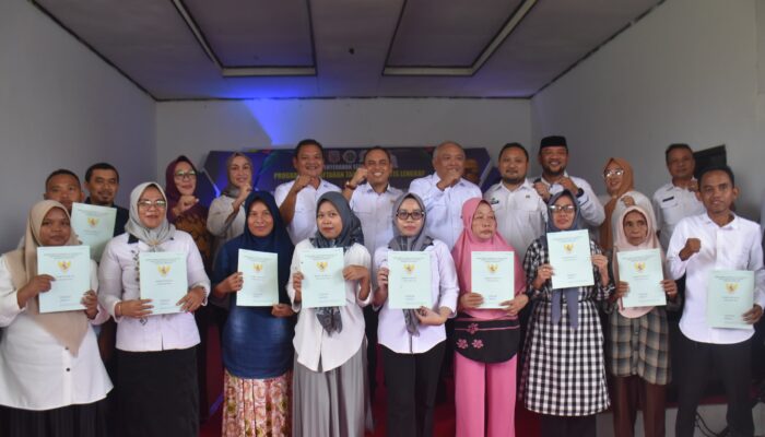 Wabup Tonny Serahkan 14 Sertifikat PTSL