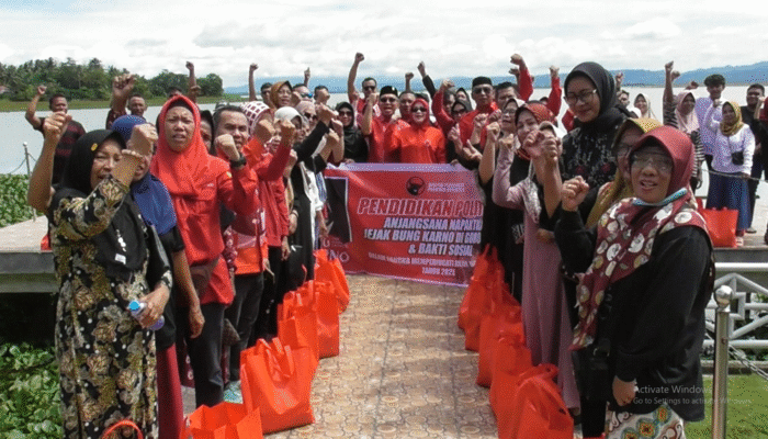 DPD PDIP Gorontalo Salurkan Bantuan Sembako di Situs Bersejarah Pendaratan Soekarno