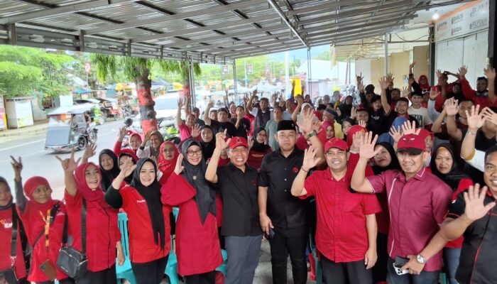 Peringati Bulan Bung Karno, DPC PDIP Kota Gorontalo Salurkan Sembako ke Warga