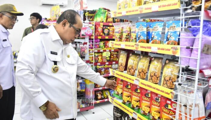 Wali Kota Sidak Indomaret-Alfamart, Cek Produk UMKM Lokal di Etalase
