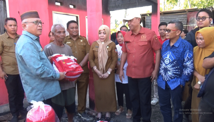 Bupati Gorontalo Serahkan Bantuan Korban Kebakaran
