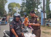 Kejari dan Wartawan Bagikan 500 Bendera