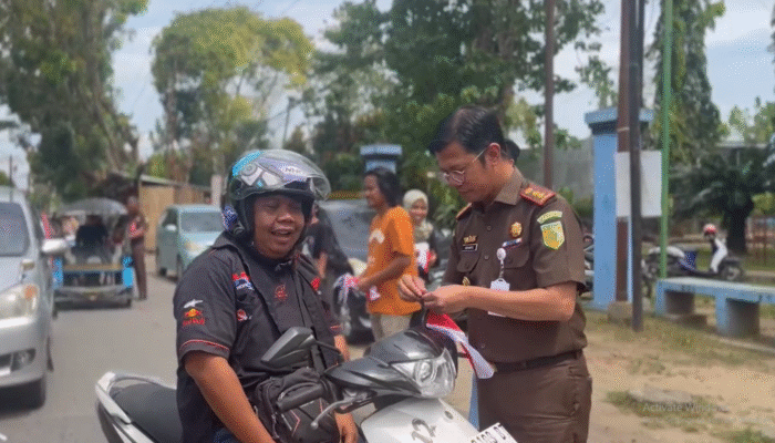 Kejari dan Wartawan Bagikan 500 Bendera