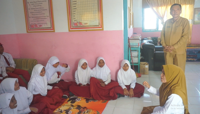 Siswa SDN 10 Tilamuta Belajar di Ruang UKS dan Perpustakaan