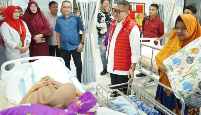 Wawali Indra Gobel Serahkan Kado Istimewa Untuk Dua Bayi Lahir 17 Agustus