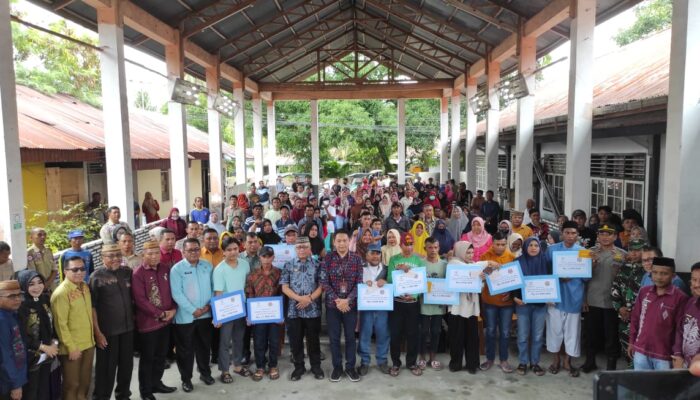 Bupati Sofyan Serahkan Bantuan Bahan Bangunan Rumah Korban Puting Beliung