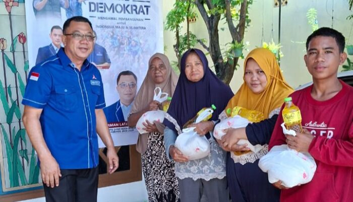 HUT ke-24 Partai Demokrat, Erman Latjengke dan Kader Berbagi Sembako di Kota Gorontalo