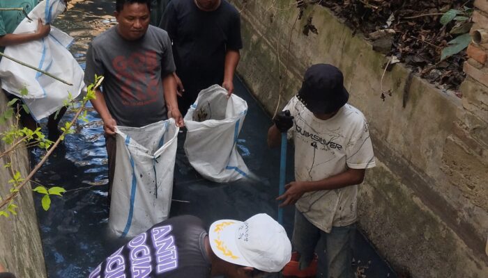 Turun Langsung Bersihkan Selokan, Warga Salut Lurah Biawao