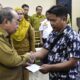 Wali Kota Bagikan Bantuan BBM Jenis Pertalite ke 450 Pengemudi Bentor