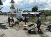 Kesal Tak Diperhatikan, Warga Libuo Terpaksa Perbaiki Jalan Rusak