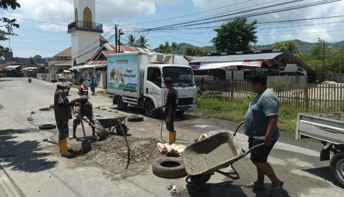 Kesal Tak Diperhatikan, Warga Libuo Terpaksa Perbaiki Jalan Rusak