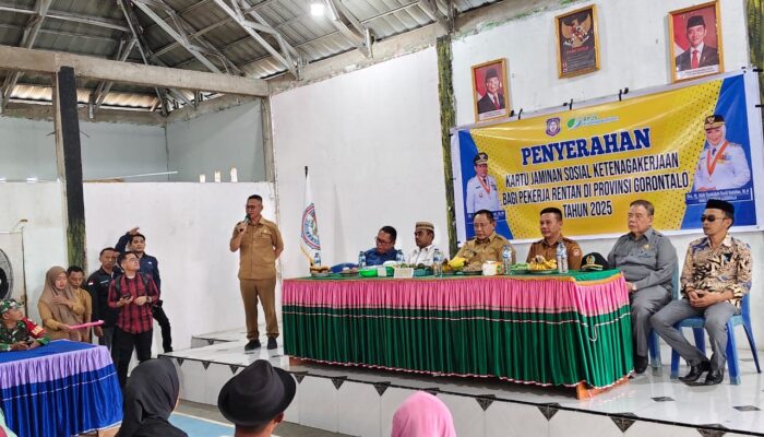 Blusukan ke Desa Tiohu, Gubernur Gorontalo Serahkan Kartu Jamsostek bagi 321 Pekerja Rentan