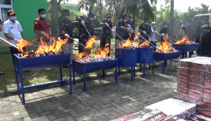 Rokok Ilegal Senilai Ratusan Juta Dimusnahkan