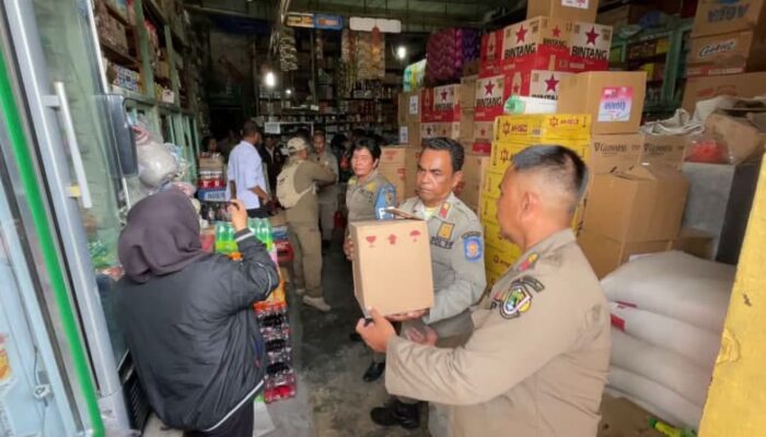 Satpol PP Gerebek Distributor Miras di Kompleks Pasar Jajan, Ribuan Karton Disita