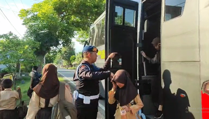 Brimob Gorontalo Luncurkan Bus Sekolah Gratis