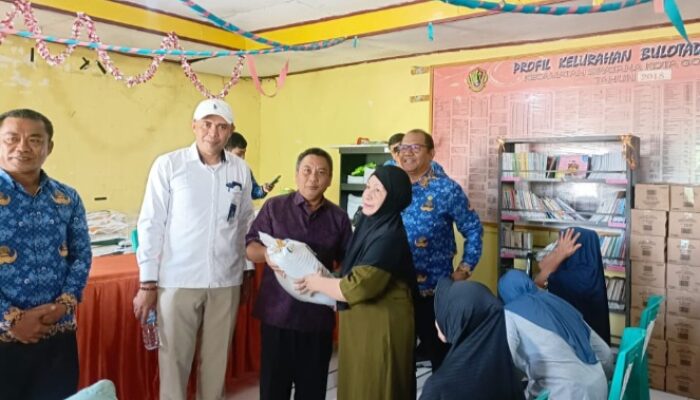 Susanto Liputo Serahkan Bantuan Pangan