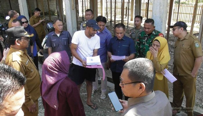 Kandang Ayam Ditolak Warga, Komisi II Dekot Cek Lokasi