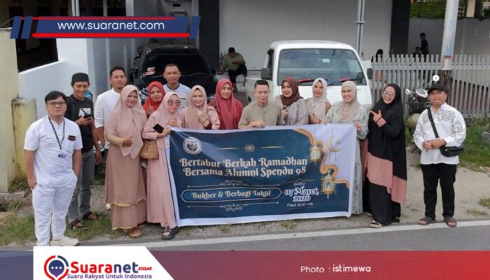 ‎Reuni sekaligus Bukber, Alumni SPENDU ’98 Bagi-Bagi Takjil ke Pengendara di Tilongkabila‎‎