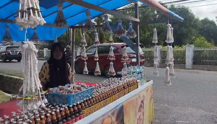 Pedagang Lampu Botol Marak Jelang Tumbilotohe