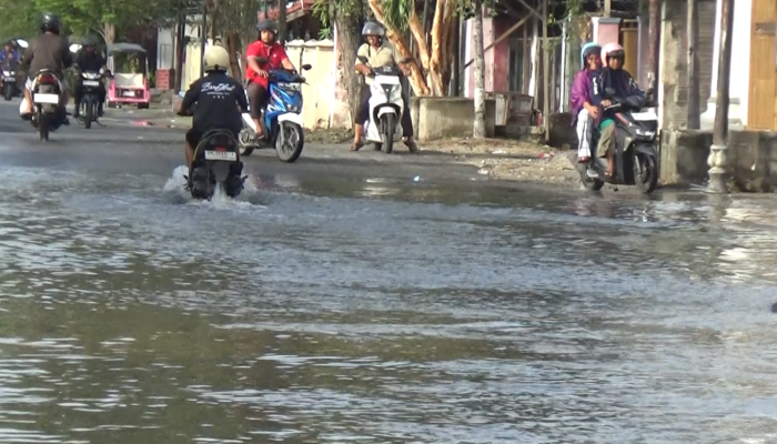 Jalan Raden Saleh Terendam, Pengendara Kesulitan Melintas
