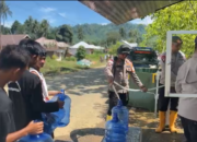 Brimob Gorontalo Salurkan Air Bersih Korban Banjir Bandang