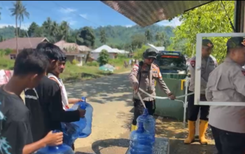 Brimob Gorontalo Salurkan Air Bersih Korban Banjir Bandang
