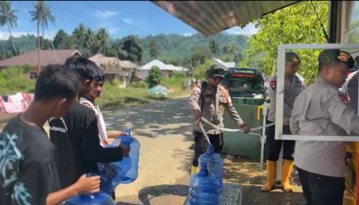 Brimob Gorontalo Salurkan Air Bersih Korban Banjir Bandang