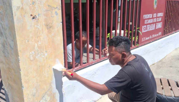 Kantor Kelurahan Biawao Dipercantik, Lurah Turun Tangan