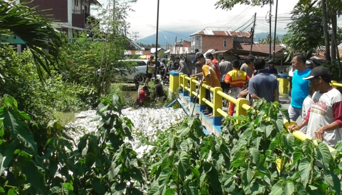 Curah Hujan Tinggi dan Tumpukan Sampah Picu Luapan Sungai