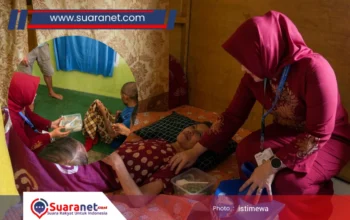 Kadis Eladona Kunjungi dan Salurkan Bantuan kepada Dua Lansia Rentan di Moodu dan Wongkaditi Timur